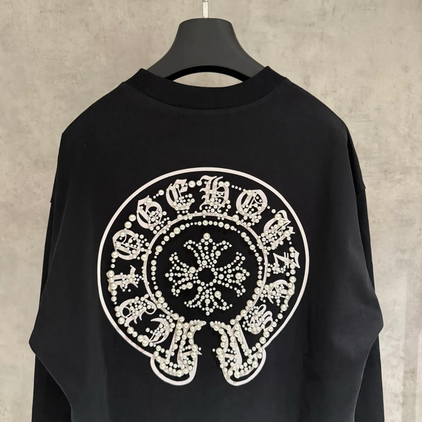 🅿️350 [Strict quality control] CH Croixin's new long-sleeved sweatshirt T-shirt. Heavy 420g double yarn fabric. Three-dimensional printing on the back panel ➕ bubble beads on the front and back. The whole garment is washed twice. The four sides are frayed and torn. Heavy fabric. The neckline is made of icy Solona. Loose fit. Deep, wide and stylish. No deformation or shrinkage. Color: 3 colors, black, white and gray. Size: M-2xl